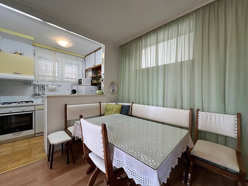 na-prodej-utulny-apartman-na-skvelem-miste-v-1-rade-u-more-podgora-chorvatsko