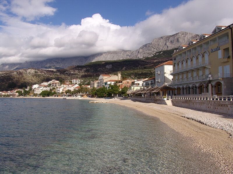 na-prodej-utulny-apartman-na-skvelem-miste-v-1-rade-u-more-podgora-chorvatsko