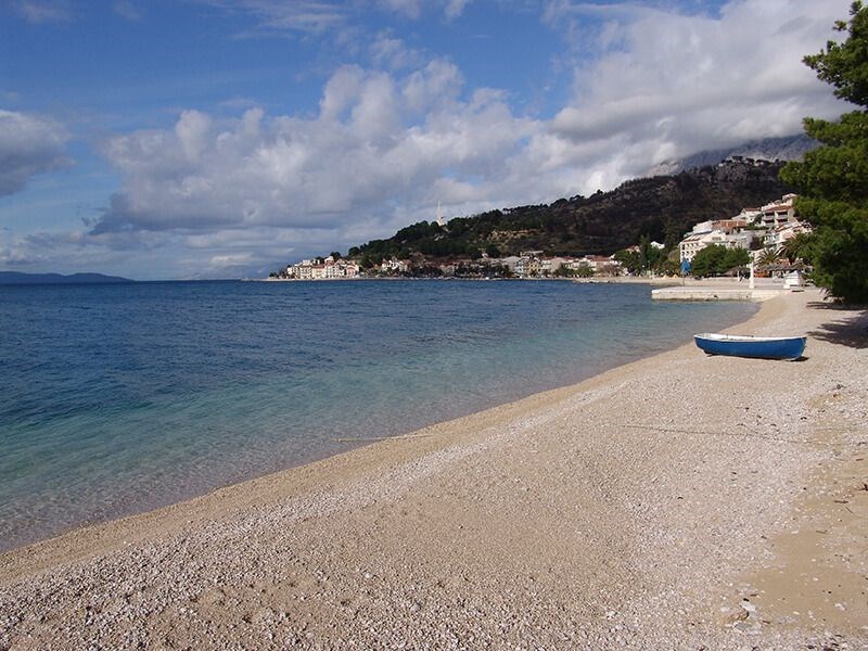 na-prodej-utulny-apartman-na-skvelem-miste-v-1-rade-u-more-podgora-chorvatsko