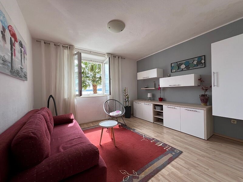 na-prodej-utulny-apartman-na-skvelem-miste-v-1-rade-u-more-podgora-chorvatsko