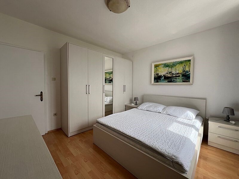 na-prodej-utulny-apartman-na-skvelem-miste-v-1-rade-u-more-podgora-chorvatsko