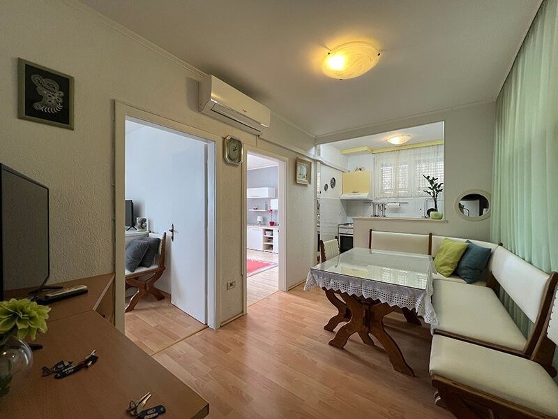 na-prodej-utulny-apartman-na-skvelem-miste-v-1-rade-u-more-podgora-chorvatsko