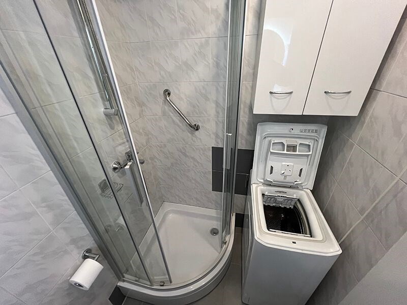 na-prodej-utulny-apartman-na-skvelem-miste-v-1-rade-u-more-podgora-chorvatsko