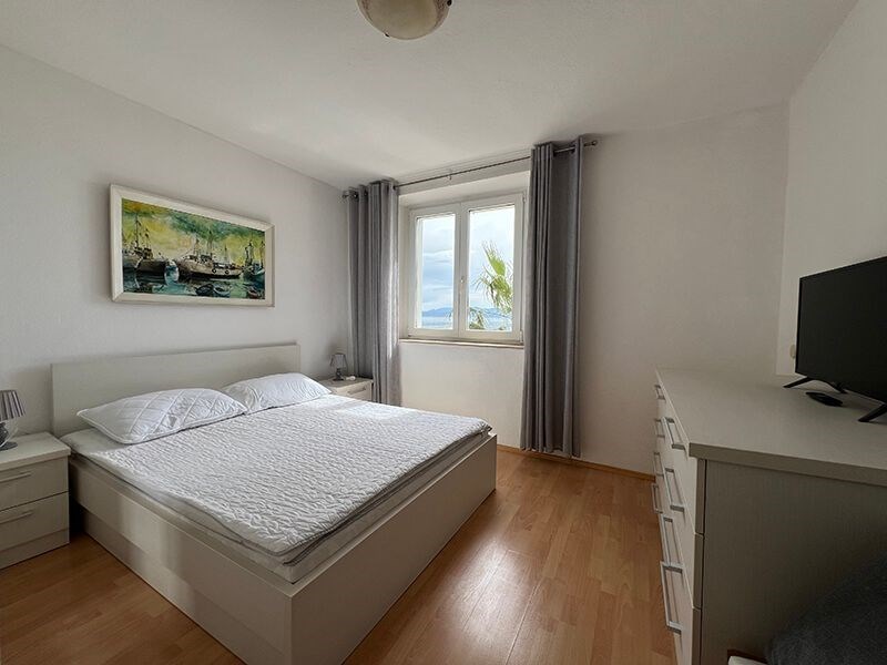 na-prodej-utulny-apartman-na-skvelem-miste-v-1-rade-u-more-podgora-chorvatsko