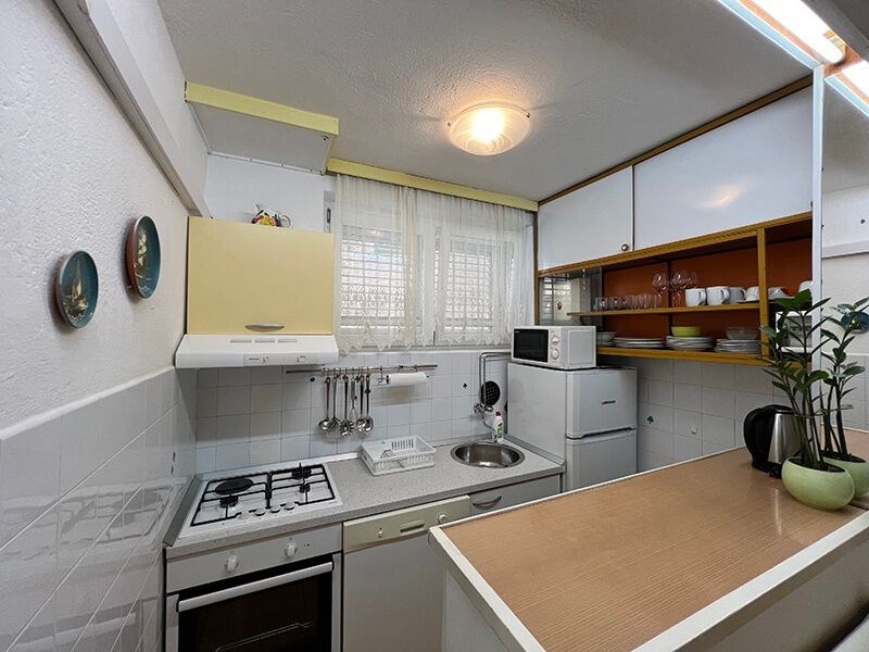 na-prodej-utulny-apartman-na-skvelem-miste-v-1-rade-u-more-podgora-chorvatsko