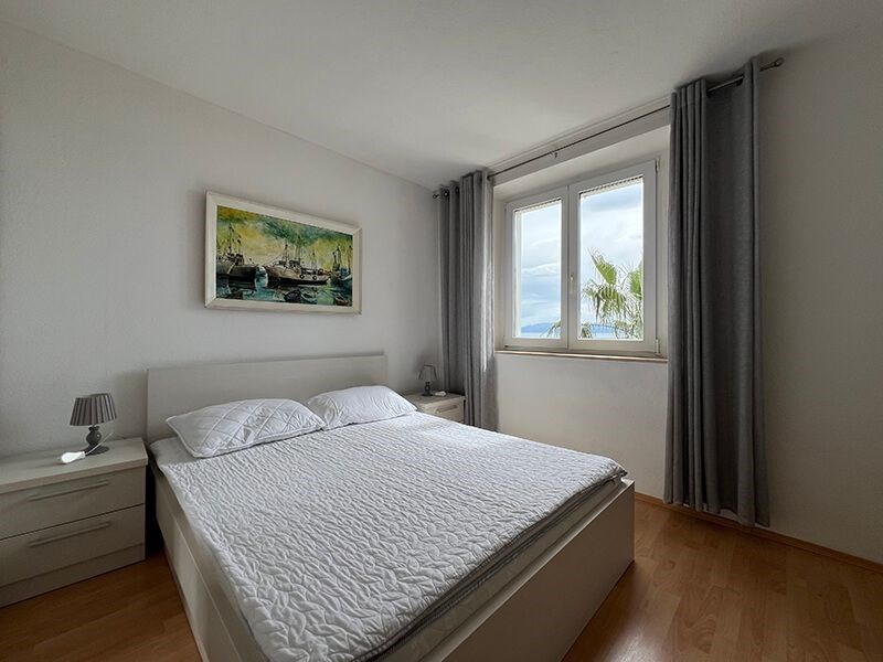 na-prodej-utulny-apartman-na-skvelem-miste-v-1-rade-u-more-podgora-chorvatsko