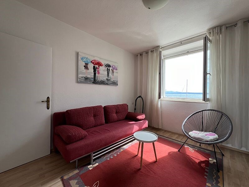 na-prodej-utulny-apartman-na-skvelem-miste-v-1-rade-u-more-podgora-chorvatsko