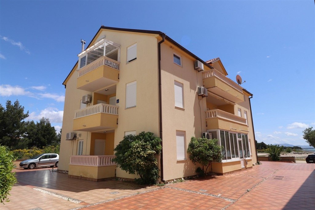 na-prodej-apartman-s-2-loznicemi-a-s-castecnym-vyhledem-na-more-srima-chorvatsko