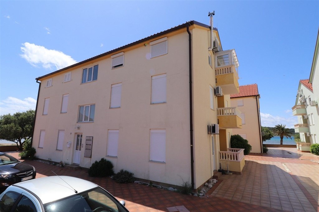 na-prodej-apartman-s-2-loznicemi-a-s-castecnym-vyhledem-na-more-srima-chorvatsko