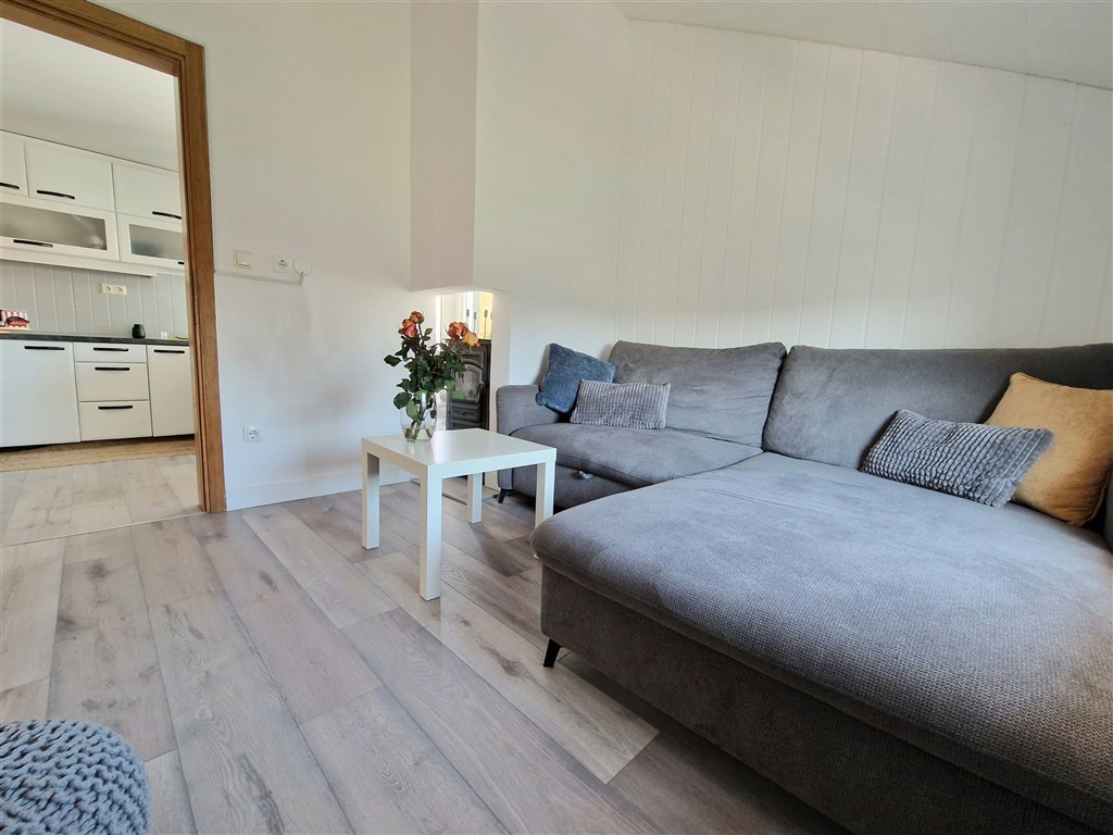 na-prodej-apartman-s-2-loznicemi-a-s-castecnym-vyhledem-na-more-srima-chorvatsko