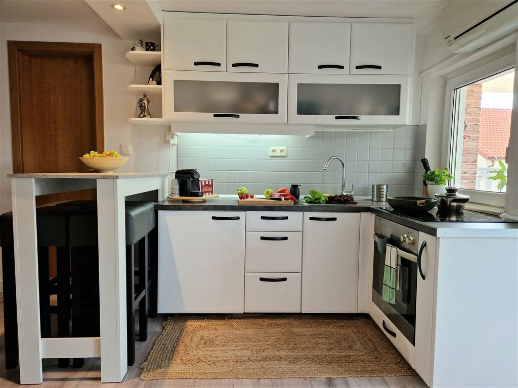na-prodej-apartman-s-2-loznicemi-a-s-castecnym-vyhledem-na-more-srima-chorvatsko