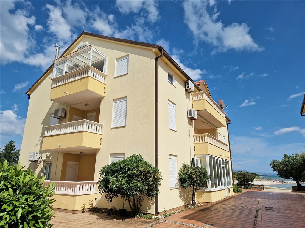 na-prodej-apartman-s-2-loznicemi-a-s-castecnym-vyhledem-na-more-srima-chorvatsko