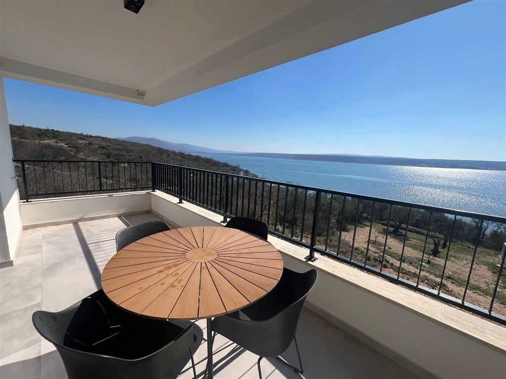 na-prodej-velmi-pekny-apartman-v-novostavbe-s-otevrenym-vyhledem-na-more-maslenica-chorvatsko