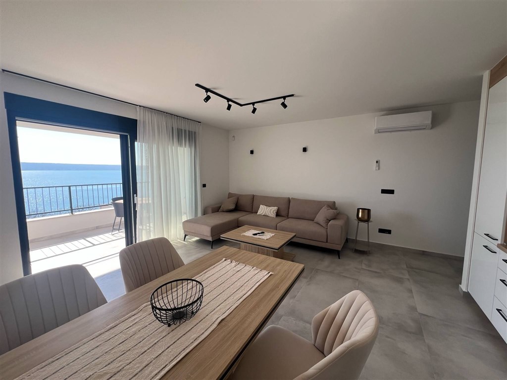 na-prodej-velmi-pekny-apartman-v-novostavbe-s-otevrenym-vyhledem-na-more-maslenica-chorvatsko