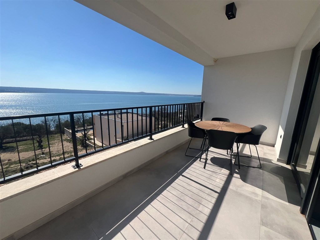 na-prodej-velmi-pekny-apartman-v-novostavbe-s-otevrenym-vyhledem-na-more-maslenica-chorvatsko