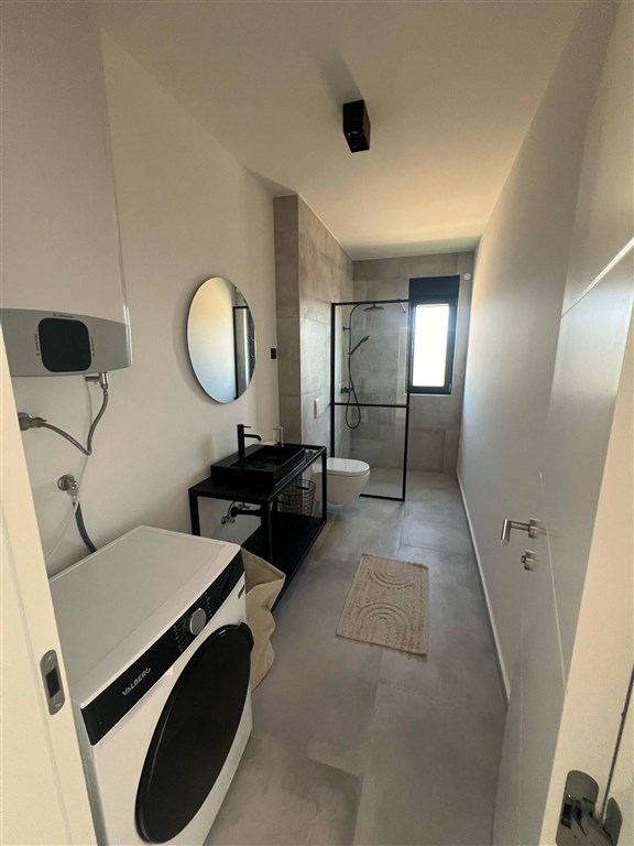 na-prodej-velmi-pekny-apartman-v-novostavbe-s-otevrenym-vyhledem-na-more-maslenica-chorvatsko