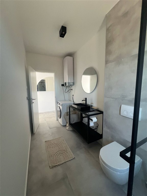 na-prodej-velmi-pekny-apartman-v-novostavbe-s-otevrenym-vyhledem-na-more-maslenica-chorvatsko