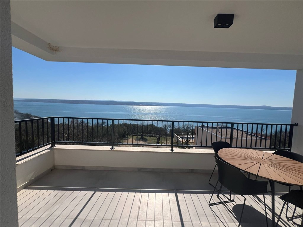 na-prodej-velmi-pekny-apartman-v-novostavbe-s-otevrenym-vyhledem-na-more-maslenica-chorvatsko