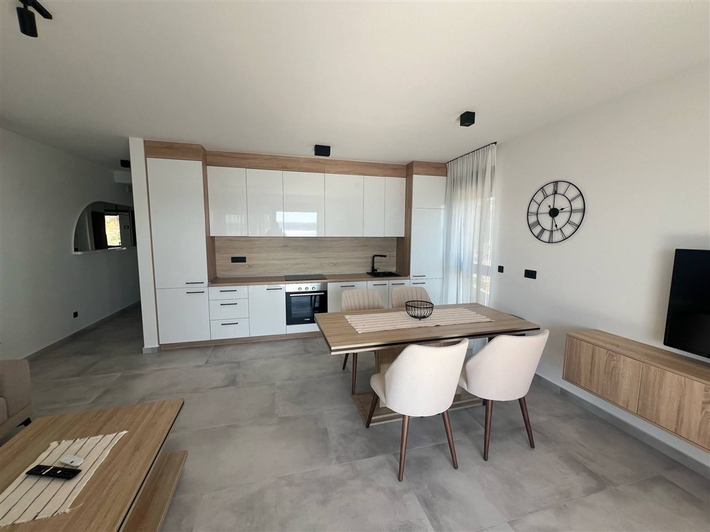 na-prodej-velmi-pekny-apartman-v-novostavbe-s-otevrenym-vyhledem-na-more-maslenica-chorvatsko
