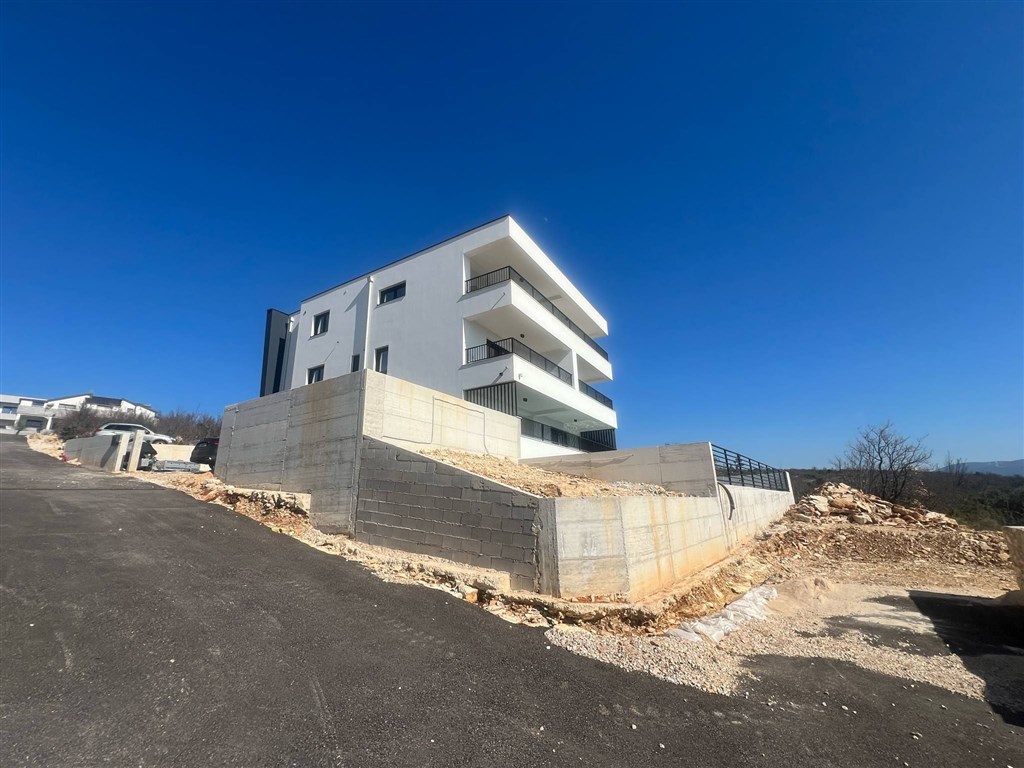 na-prodej-velmi-pekny-apartman-v-novostavbe-s-otevrenym-vyhledem-na-more-maslenica-chorvatsko