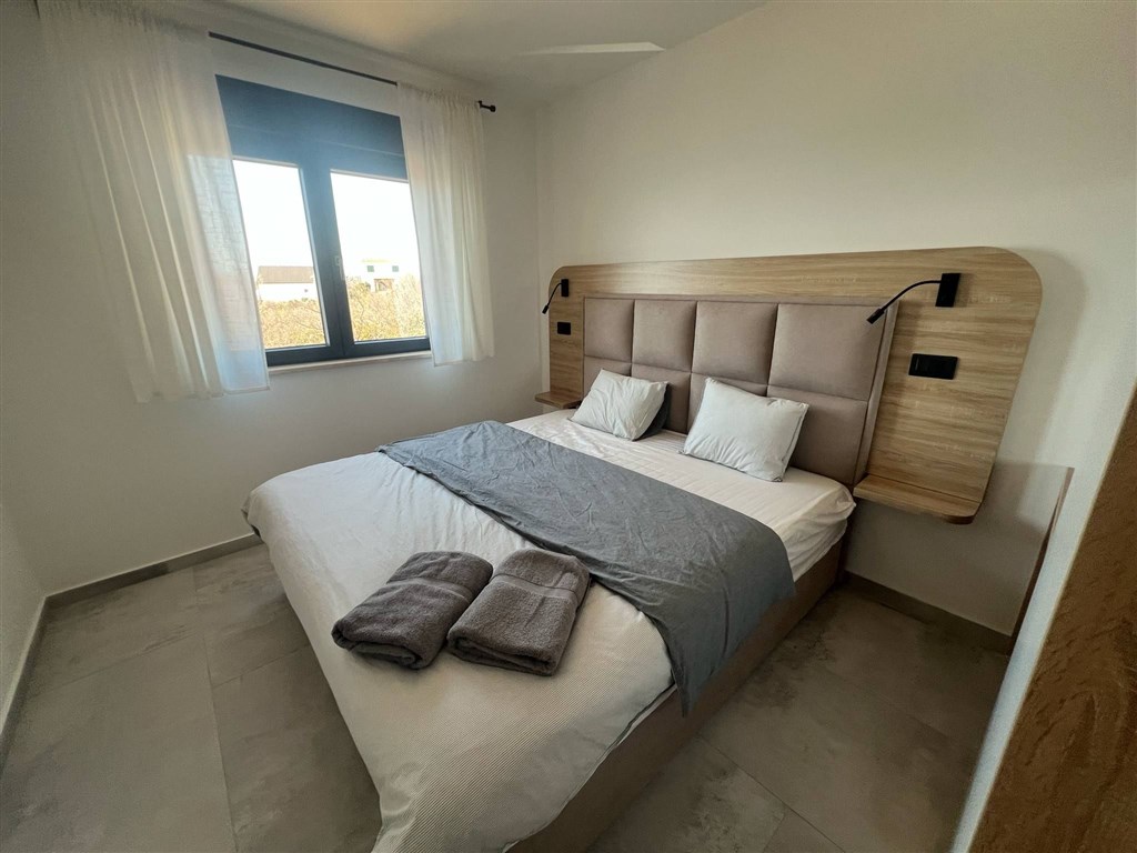 na-prodej-velmi-pekny-apartman-v-novostavbe-s-otevrenym-vyhledem-na-more-maslenica-chorvatsko