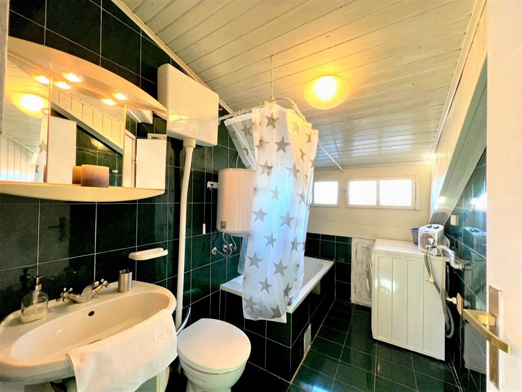 na-prodej-pekny-apartman-s-castecny-vyhledem-na-more-a-katedralu-pula-istrie-chorvatsko