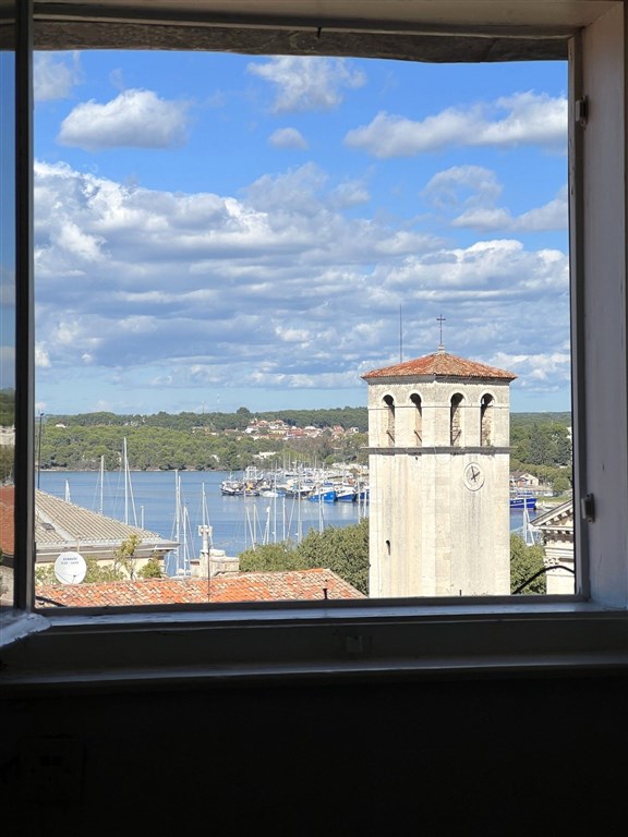 na-prodej-pekny-apartman-s-castecny-vyhledem-na-more-a-katedralu-pula-istrie-chorvatsko