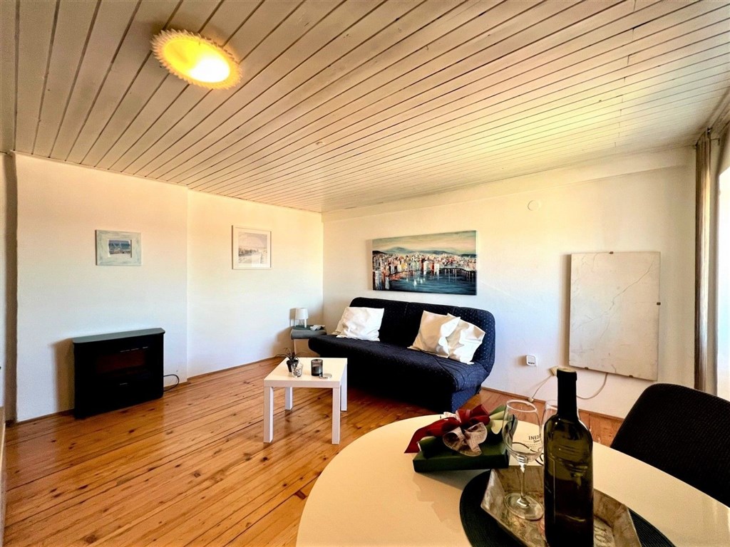 na-prodej-pekny-apartman-s-castecny-vyhledem-na-more-a-katedralu-pula-istrie-chorvatsko