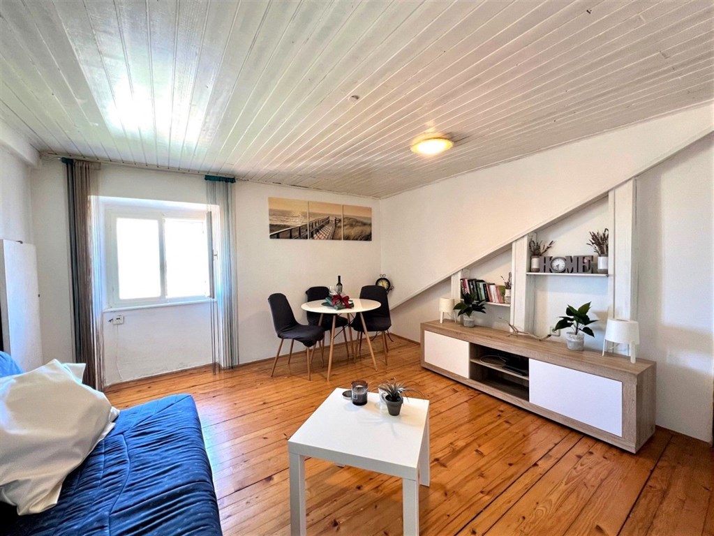 na-prodej-pekny-apartman-s-castecny-vyhledem-na-more-a-katedralu-pula-istrie-chorvatsko