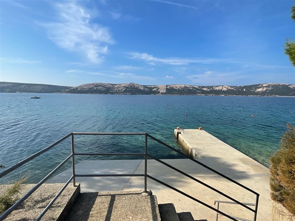 na-prodej-krasny-dvoupatrovy-dum-se-tremi-apartmany-v-prvni-rade-u-more-stara-novalja-ostrov-pag-chorvatsko