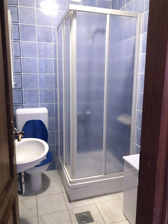 na-prodej-krasny-dvoupatrovy-dum-se-tremi-apartmany-v-prvni-rade-u-more-stara-novalja-ostrov-pag-chorvatsko