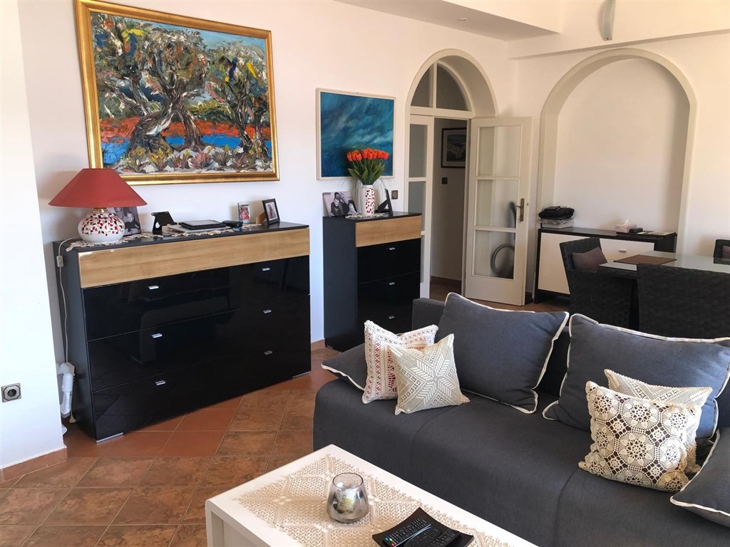 na-prodej-krasny-dvoupatrovy-dum-se-tremi-apartmany-v-prvni-rade-u-more-stara-novalja-ostrov-pag-chorvatsko