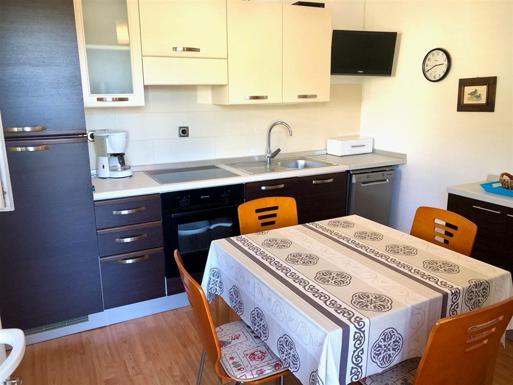 na-prodej-krasny-dvoupatrovy-dum-se-tremi-apartmany-v-prvni-rade-u-more-stara-novalja-ostrov-pag-chorvatsko