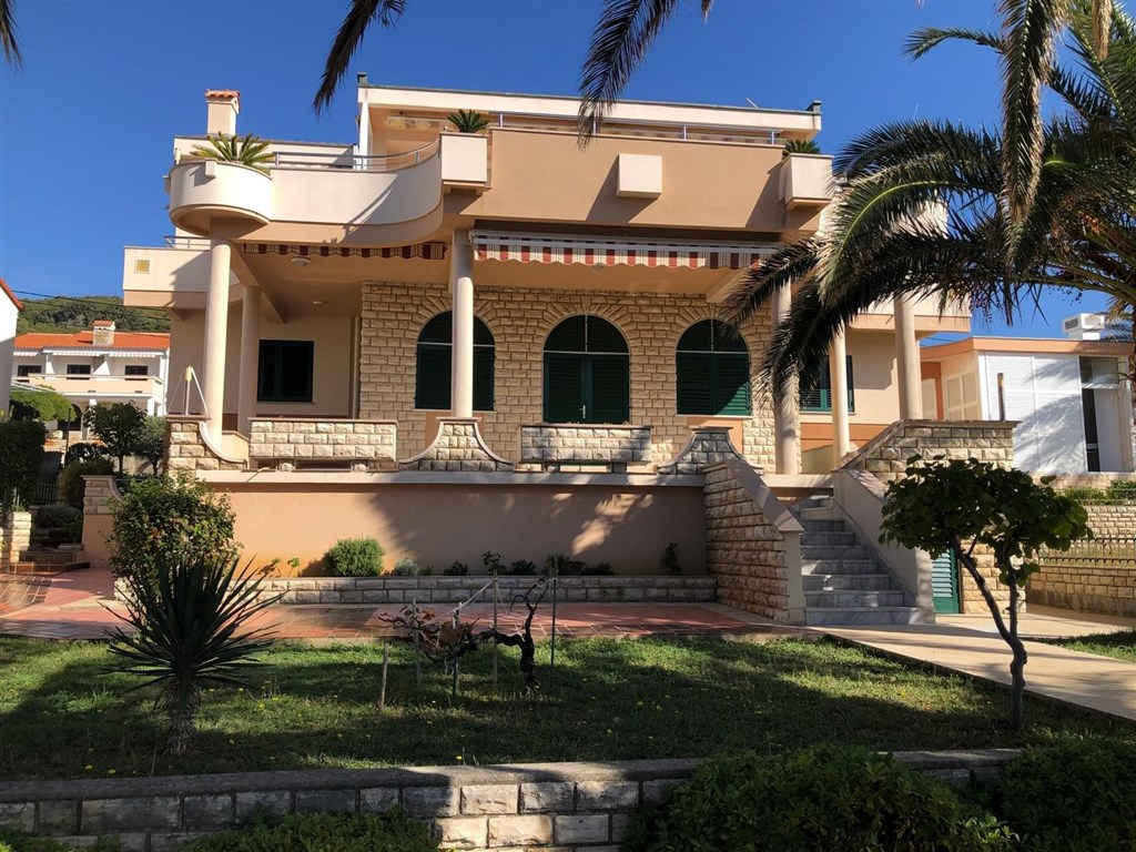 na-prodej-krasny-dvoupatrovy-dum-se-tremi-apartmany-v-prvni-rade-u-more-stara-novalja-ostrov-pag-chorvatsko