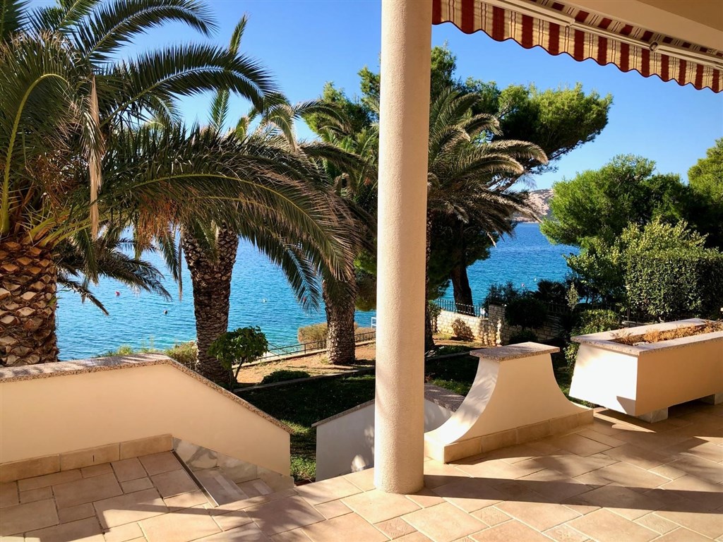 na-prodej-krasny-dvoupatrovy-dum-se-tremi-apartmany-v-prvni-rade-u-more-stara-novalja-ostrov-pag-chorvatsko