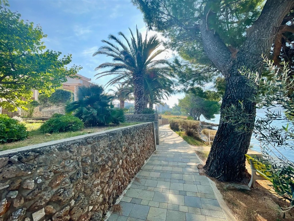 na-prodej-krasny-dvoupatrovy-dum-se-tremi-apartmany-v-prvni-rade-u-more-stara-novalja-ostrov-pag-chorvatsko