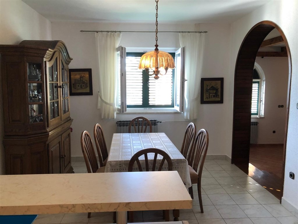 na-prodej-krasny-dvoupatrovy-dum-se-tremi-apartmany-v-prvni-rade-u-more-stara-novalja-ostrov-pag-chorvatsko