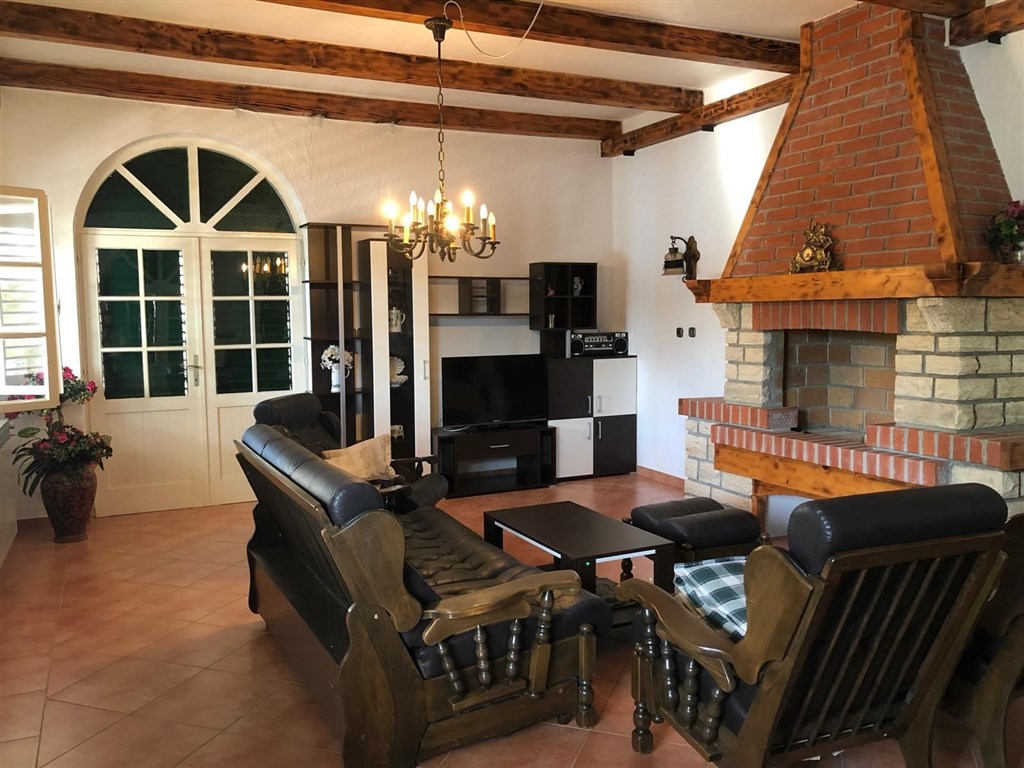 na-prodej-krasny-dvoupatrovy-dum-se-tremi-apartmany-v-prvni-rade-u-more-stara-novalja-ostrov-pag-chorvatsko