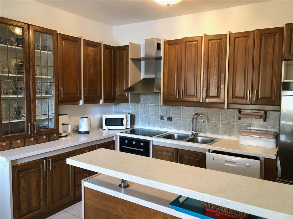 na-prodej-krasny-dvoupatrovy-dum-se-tremi-apartmany-v-prvni-rade-u-more-stara-novalja-ostrov-pag-chorvatsko