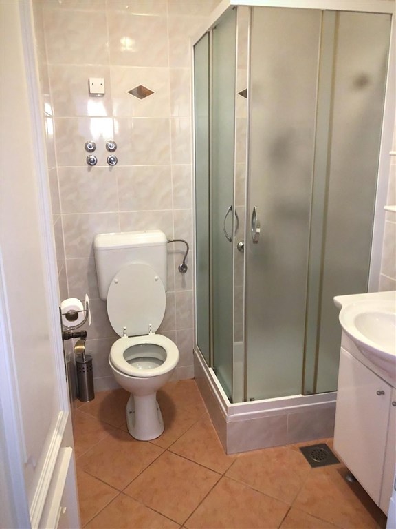 na-prodej-krasny-dvoupatrovy-dum-se-tremi-apartmany-v-prvni-rade-u-more-stara-novalja-ostrov-pag-chorvatsko