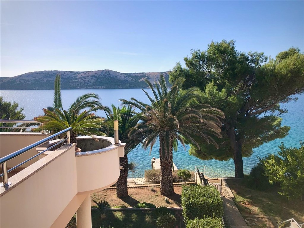 na-prodej-krasny-dvoupatrovy-dum-se-tremi-apartmany-v-prvni-rade-u-more-stara-novalja-ostrov-pag-chorvatsko