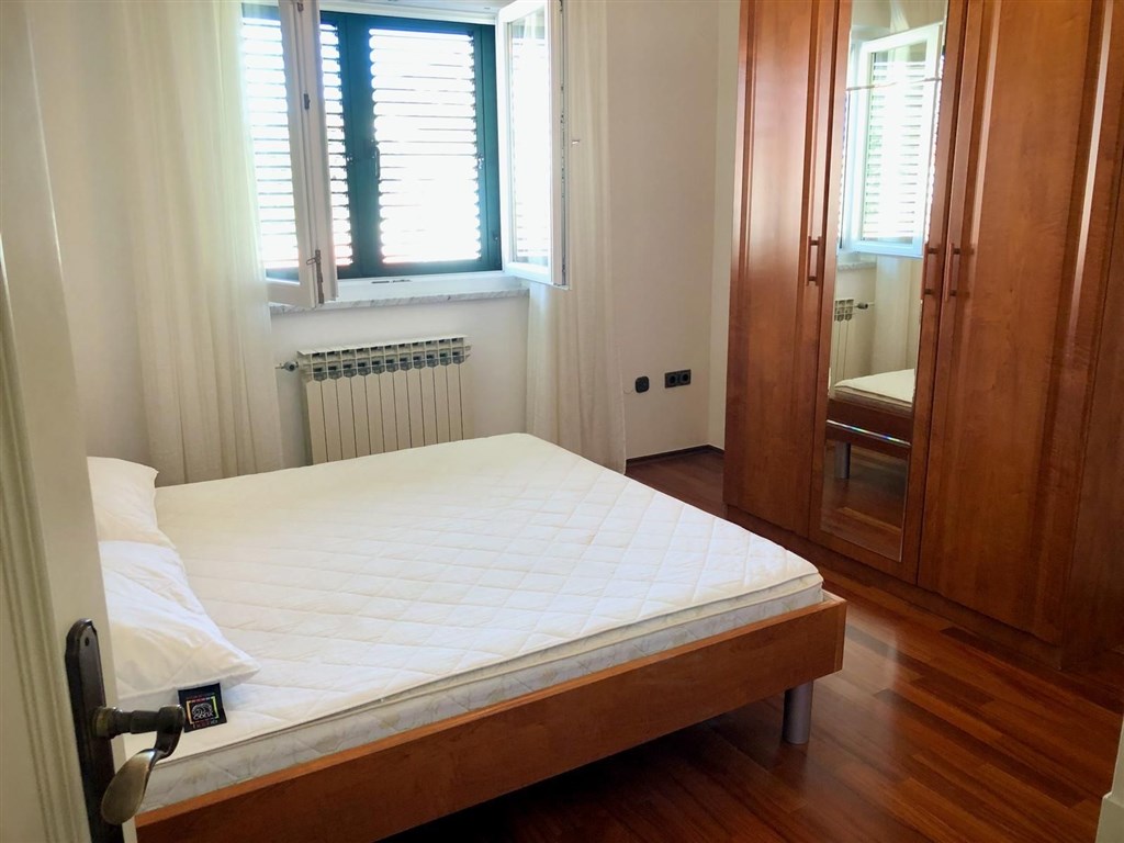 na-prodej-krasny-dvoupatrovy-dum-se-tremi-apartmany-v-prvni-rade-u-more-stara-novalja-ostrov-pag-chorvatsko