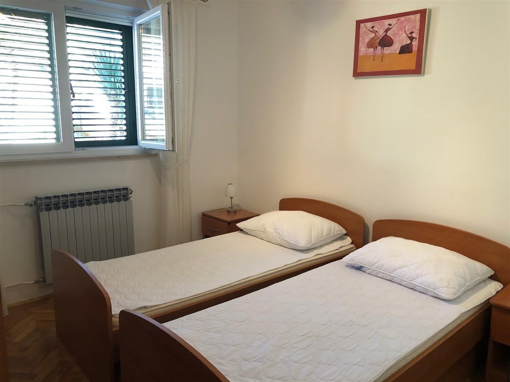 na-prodej-krasny-dvoupatrovy-dum-se-tremi-apartmany-v-prvni-rade-u-more-stara-novalja-ostrov-pag-chorvatsko