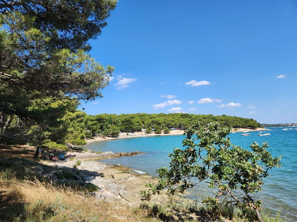 na-prodej-krasny-apartman-se-2-loznicemi-100-m-od-more-a-plaze-premantura-istrie-chorvatsko