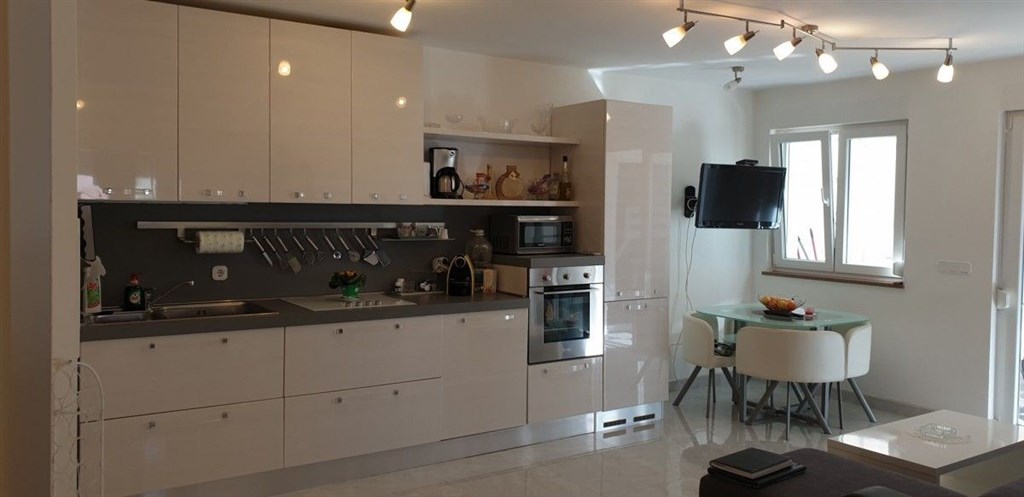 na-prodej-apartman-se-3-loznicemi-v-bezprostredni-blizkosti-more-medulin-istrie-chorvatsko