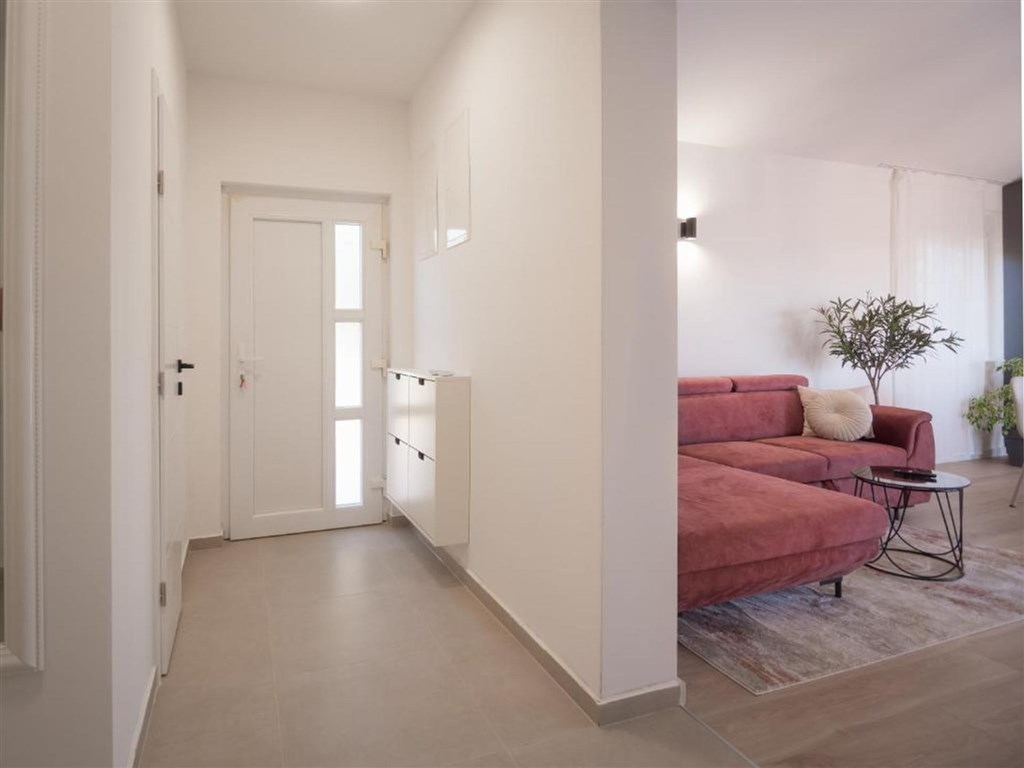 na-prodej-hezky-a-utulny-dum-s-bazenem-pobliz-more-vrsi-chorvatsko