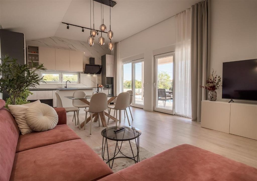 na-prodej-hezky-a-utulny-dum-s-bazenem-pobliz-more-vrsi-chorvatsko