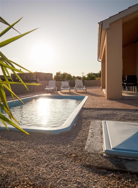 na-prodej-hezky-a-utulny-dum-s-bazenem-pobliz-more-vrsi-chorvatsko