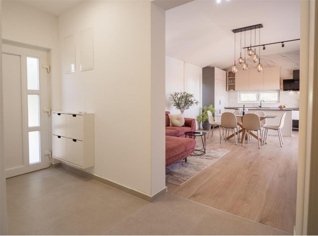 na-prodej-hezky-a-utulny-dum-s-bazenem-pobliz-more-vrsi-chorvatsko