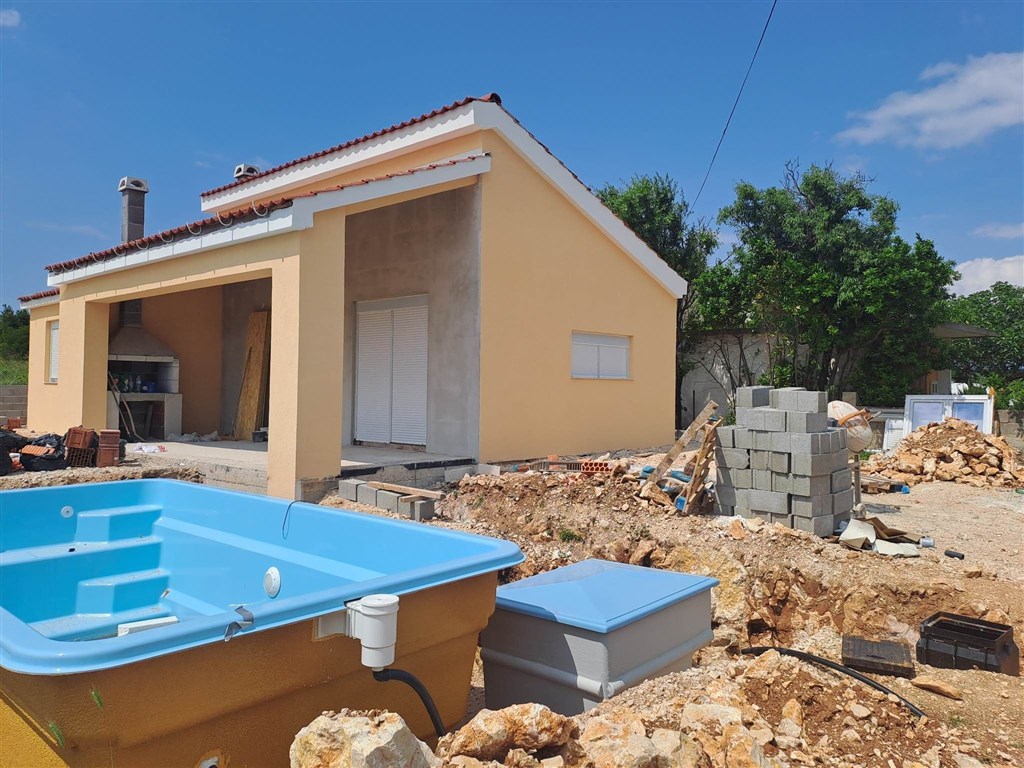 na-prodej-hezky-a-utulny-dum-s-bazenem-pobliz-more-vrsi-chorvatsko